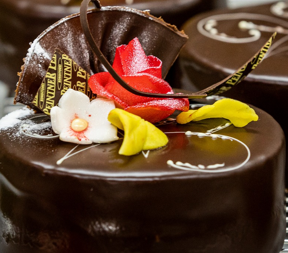 13cm Mini Sacher Sternz. I Blumen (4 Personen)